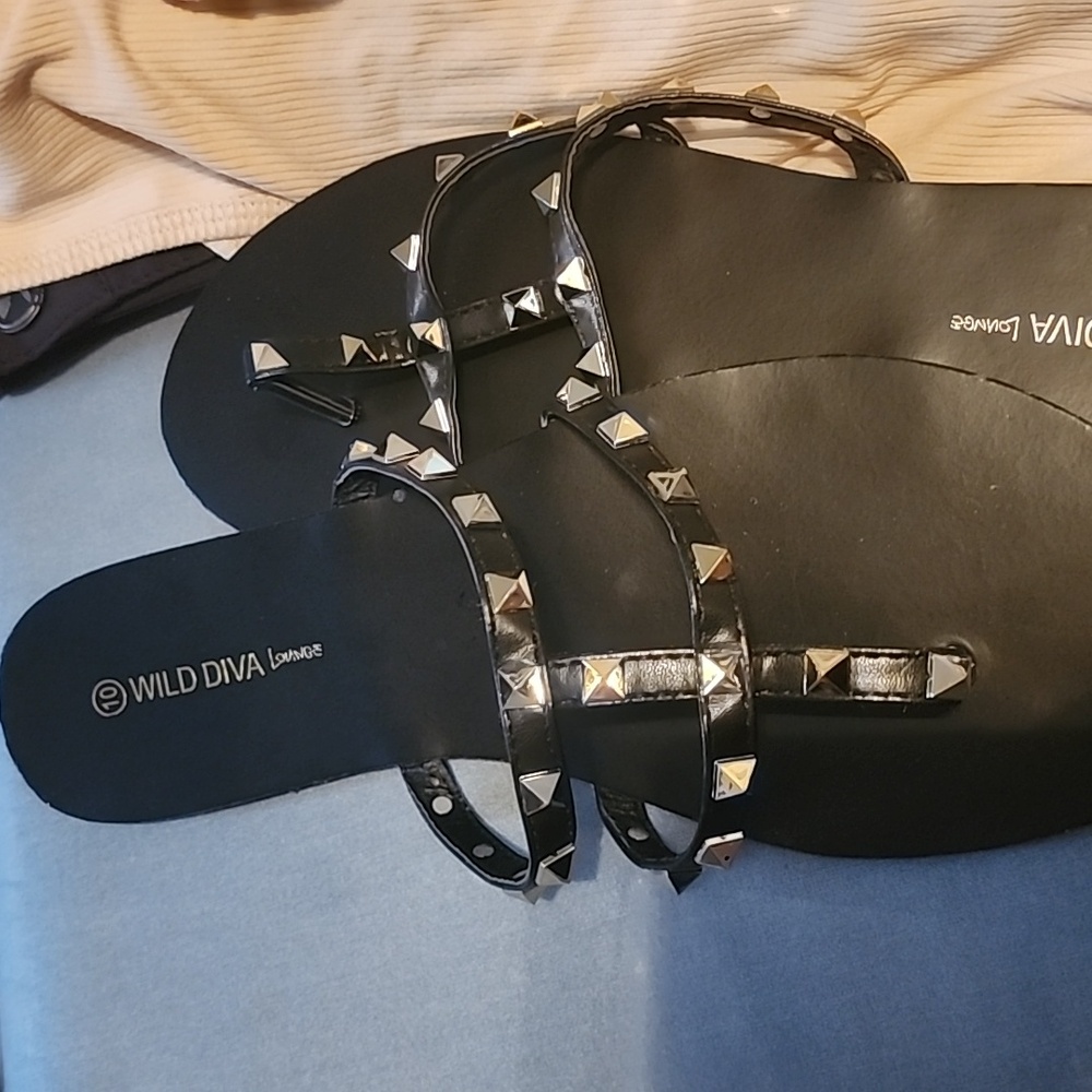 Black and Gold size 10 flat Sandal